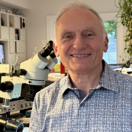 Casper foran mikroskop_vertikal